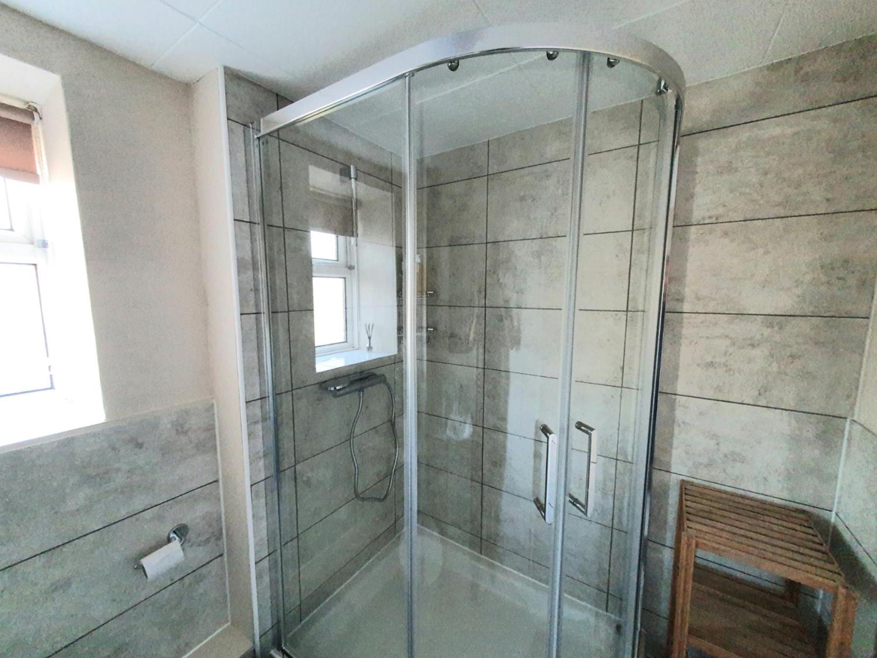 Wentworth Apartment With 2 Bedrooms, Superfast Wi-Fi And Parking Sittingbourne Εξωτερικό φωτογραφία